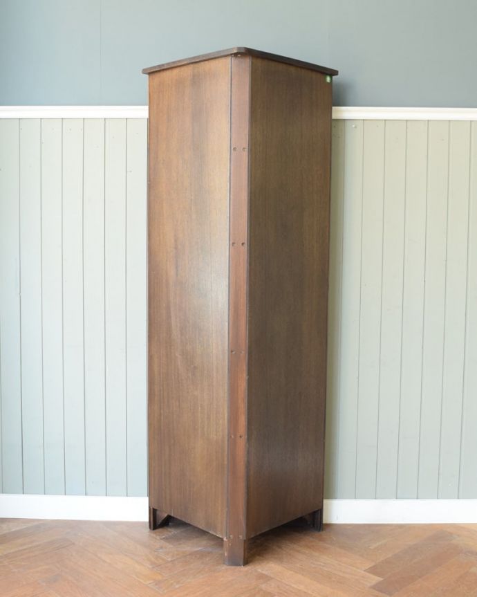 アーコールの家具　アンティーク家具　イギリスのアンティーク家具、ERCOL社のコーナーキャビネット。見えない場所もキレイです壁に付けてしまうから見えない場所なんだけれど、専門の職人がキレイにお直しをしているのでキレイなんです。(j-2653-f)