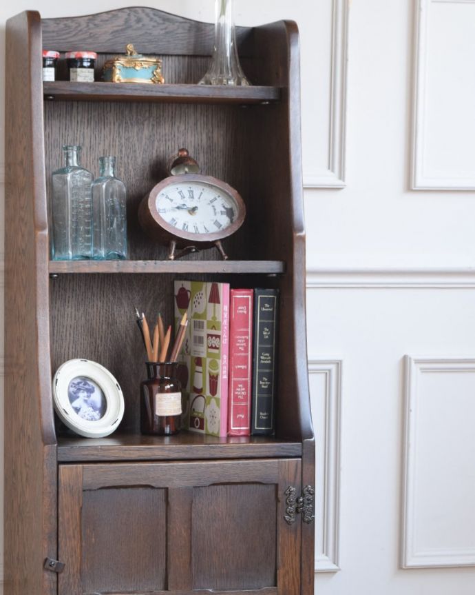 アンティークのキャビネット　アンティーク家具　イギリスのアンティーク家具、扉の収納が付いたオープンシェルフ（本棚）。扉収納も付いている実力派オープン棚だけじゃなく扉も付いているので、見た目もアンティークらしさたっぷりの美しさ。(j-2654-f)