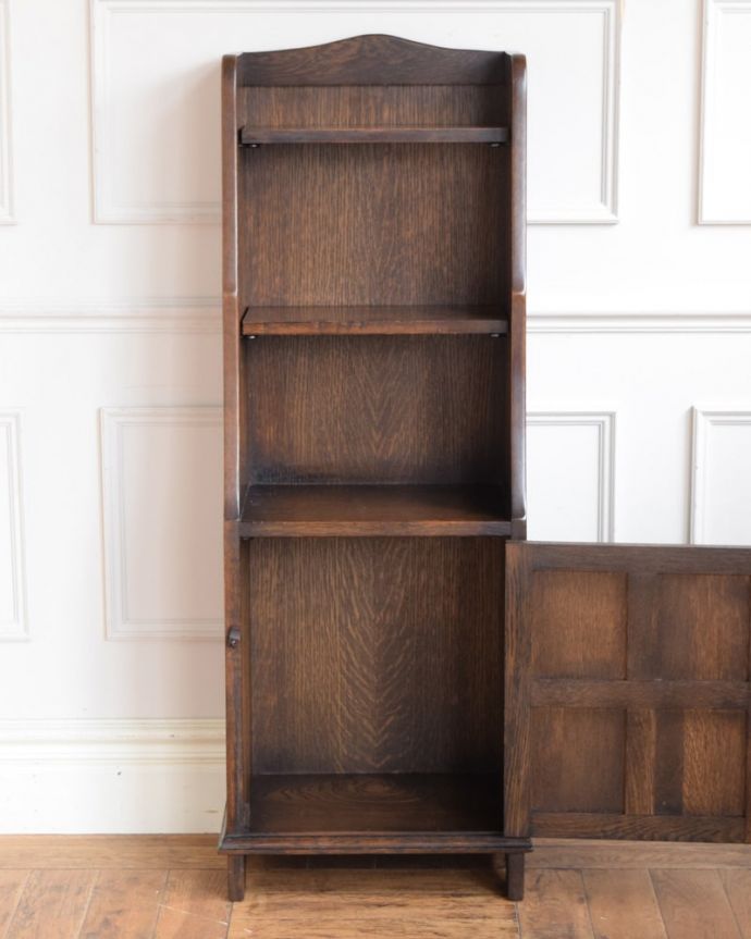 アンティークのキャビネット　アンティーク家具　イギリスのアンティーク家具、扉の収納が付いたオープンシェルフ（本棚）。扉の中を開けみると･･･閉じれば見えない扉の中も、もちろん専門の職人がキレイに修復しました。(j-2654-f)