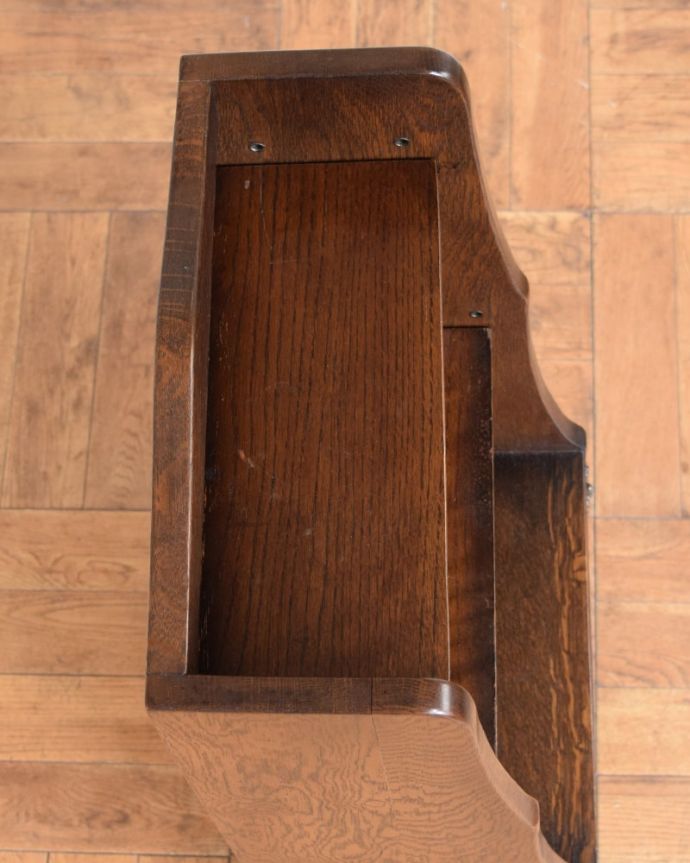 アンティークのキャビネット　アンティーク家具　イギリスのアンティーク家具、扉の収納が付いたオープンシェルフ（本棚）。上から見てみると･･･天板の塗装も修復の際、もちろんキレイにお直ししました。(j-2654-f)