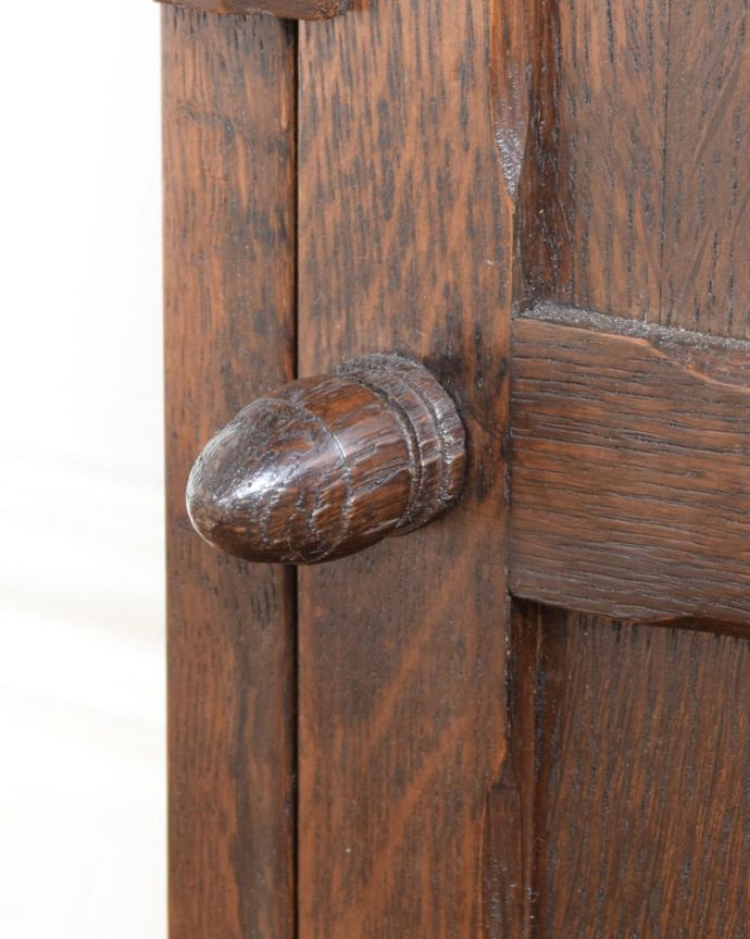 アンティークのキャビネット　アンティーク家具　イギリスのアンティーク家具、扉の収納が付いたオープンシェルフ（本棚）。アンティークらしい素敵な取っ手デザインが美しい取っ手。(j-2654-f)