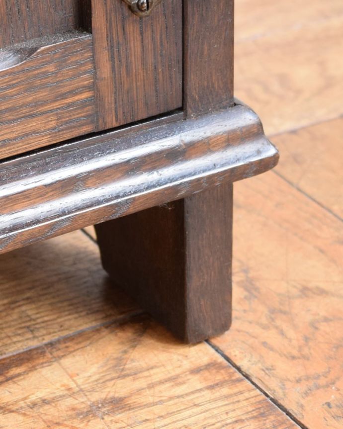 アンティークのキャビネット　アンティーク家具　イギリスのアンティーク家具、扉の収納が付いたオープンシェルフ（本棚）。女性１人でラクラク運べちゃうんですHandleのアンティークは、脚の裏にフェルトキーパーをお付けしています。(j-2654-f)