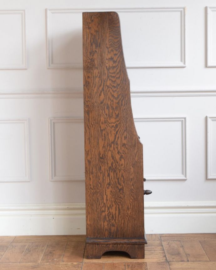 アンティークのキャビネット　アンティーク家具　イギリスのアンティーク家具、扉の収納が付いたオープンシェルフ（本棚）。横から見ても素敵なんですもちろん、横から見てもキレイ。(j-2654-f)