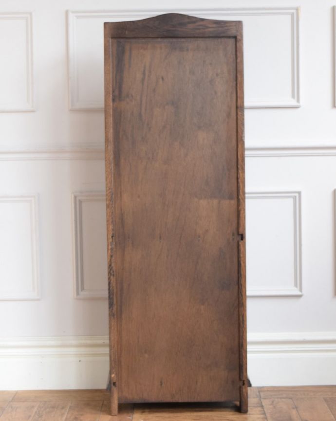 アンティークのキャビネット　アンティーク家具　イギリスのアンティーク家具、扉の収納が付いたオープンシェルフ（本棚）。後ろ姿もチェックして下さいアンティークは新品ではないので、経年変化によるキズはありますが、専門の職人がキレイにお直しをしているので、後ろ姿までキレイです。(j-2654-f)