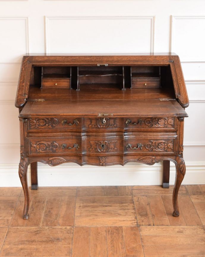 ビューロー アンティーク家具 ビューロー。お片付け上手になっちゃう仕切り細々としたものがキレイに収納できるように細かく仕切られているので、いろんなものをスッキリ片付けられます。(j-2655-f)