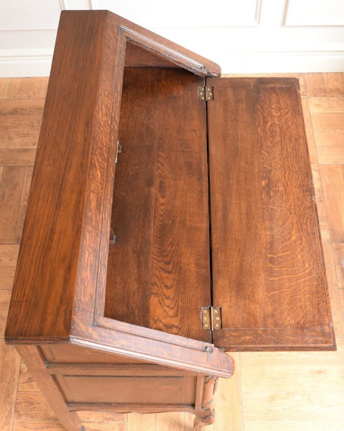 ビューロー アンティーク家具 ビューロー。デスクの天板もキレイです気になるデスクの天板も専門の職人がキレイに仕上げました。(j-2655-f)