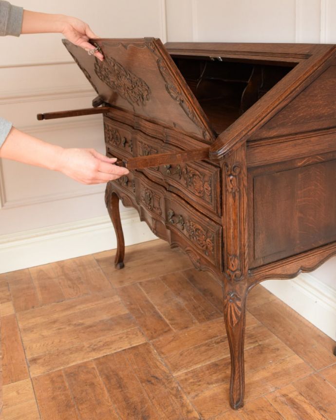 ビューロー アンティーク家具 ビューロー。あっという間にデスクが登場フラップ扉を前に倒すだけで、あっという間にデスクになります。(j-2655-f)