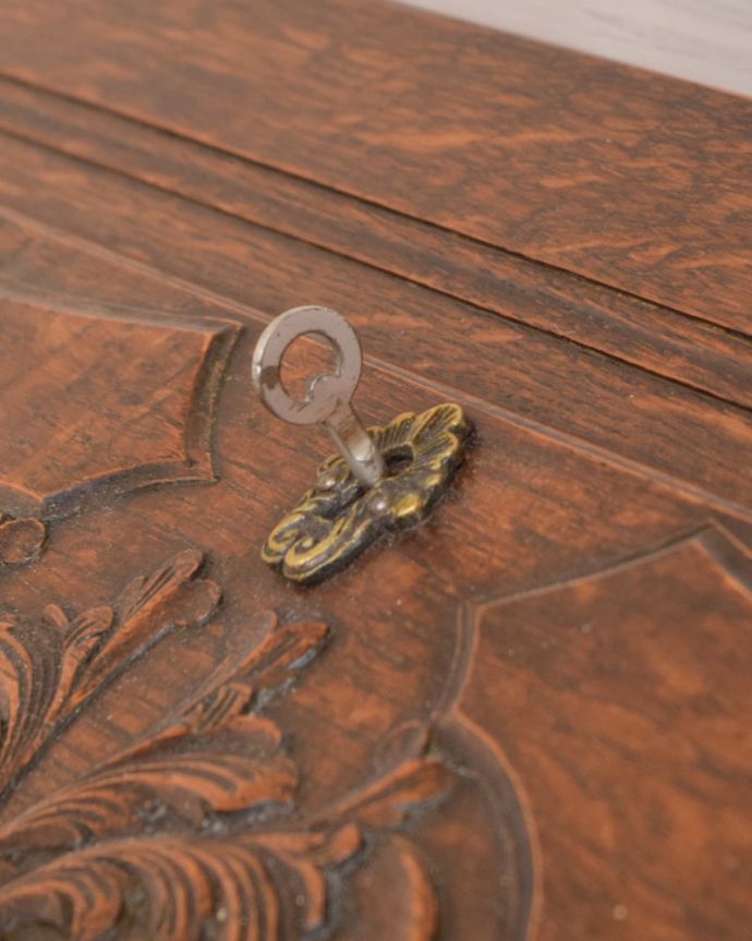 ビューロー アンティーク家具 ビューロー。鍵を使って開けてみましょうアンティークの鍵が付いています。(j-2655-f)