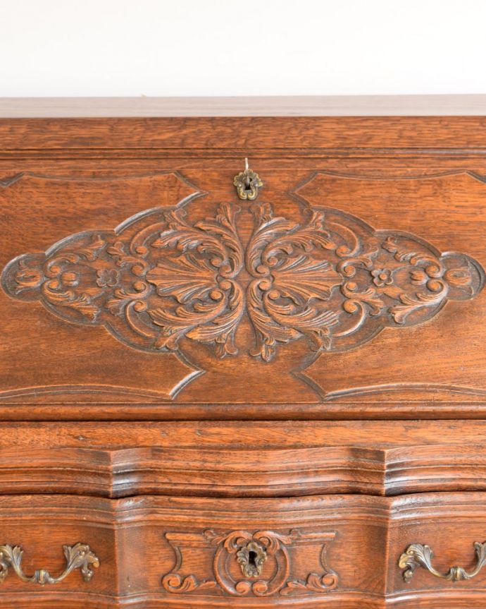 ビューロー アンティーク家具 ビューロー。惚れ惚れしちゃう美しさこんなに堅い無垢材に一体どうやって彫ったんだろう?と不思議になるくらい細かい彫にうっとりです。(j-2655-f)