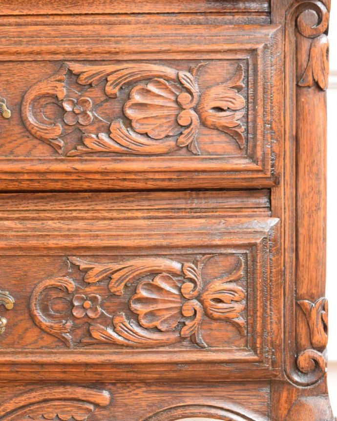 ビューロー アンティーク家具 ビューロー。いろんな場所にこだわり彫のデザインもいろいろです。(j-2655-f)