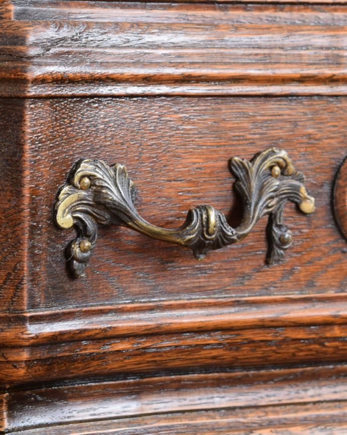 ビューロー アンティーク家具 ビューロー。アンティークらしい取っ手取っ手にもこだわりが感じられます。(j-2655-f)