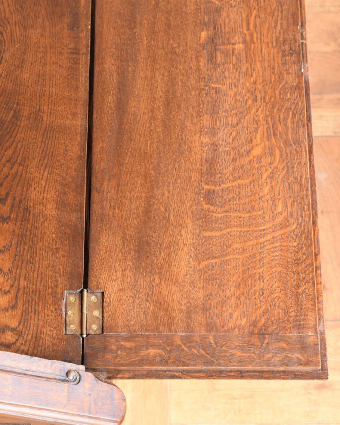 ビューロー アンティーク家具 ビューロー。デスク部分を近くで見てみるとこんな感じでキレイにお直ししてあります。(j-2655-f)