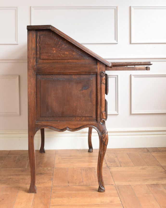 ビューロー アンティーク家具 ビューロー。横から見ても素敵なんですもちろん横顔もフランス家具らしい美しさ。(j-2655-f)