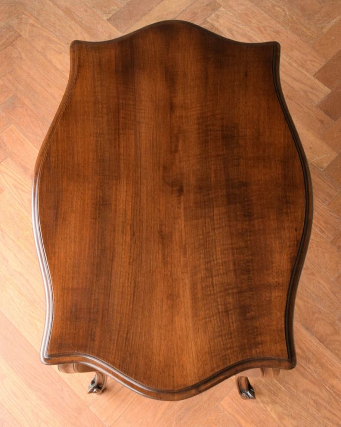 アンティークのテーブル アンティーク家具 オケージョナルテーブル。天板の形を見てみると・・・テーブルの形を上から見ると、こんな感じです。(j-2656-f)