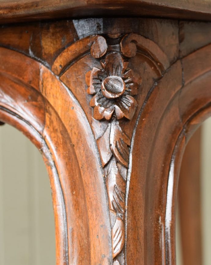 アンティークのテーブル アンティーク家具 オケージョナルテーブル。うっとりする美しさアンティークだから手に入る美しい彫。(j-2656-f)