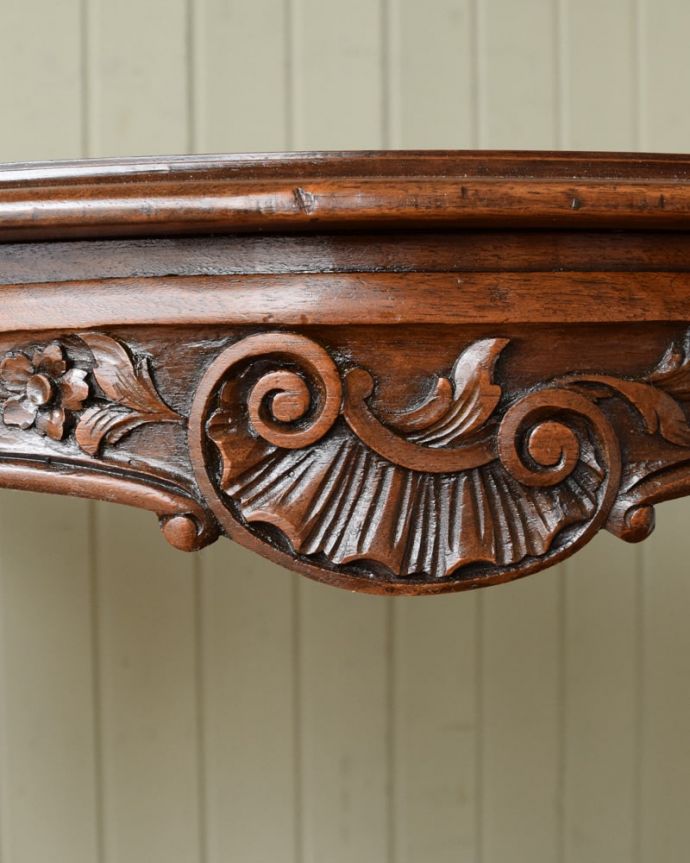 アンティークのテーブル アンティーク家具 オケージョナルテーブル。フランスらしい彫りフランスらしさの象徴とも言える、優雅な彫りの装飾。(j-2656-f)