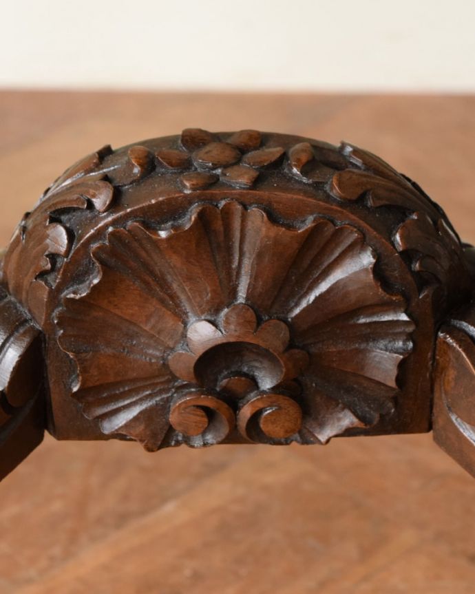 アンティークのテーブル アンティーク家具 オケージョナルテーブル。いろんな場所にこだわり彫のデザインもいろいろです。(j-2656-f)