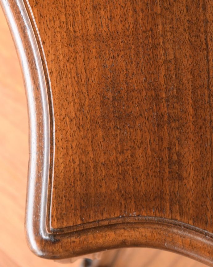 アンティークのテーブル アンティーク家具 オケージョナルテーブル。天板を近づいてみると…アンティークだから手に入れることが出来る天板に使われている銘木の美しさにうっとりです。(j-2656-f)