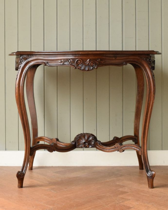 アンティークのテーブル アンティーク家具 オケージョナルテーブル。こちら側も、もちろんキレイです!アンティークは新品ではないので、もちろん経年変化によるキズはありますが、専門の職人がキレイにお直しをしているので、どの角度から見てもキレイです。(j-2656-f)