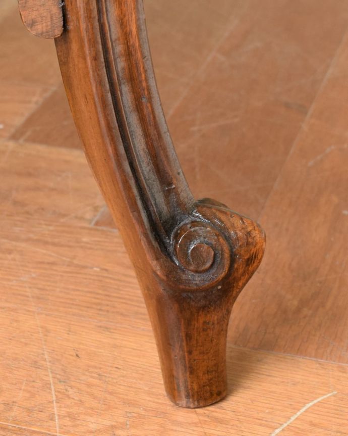 アンティークのテーブル アンティーク家具 オケージョナルテーブル。持ち上げなくても移動できます!Handleのアンティークは、脚の裏にフェルトキーパーをお付けしていますので、床を滑らせてれば移動が簡単です。(j-2656-f)