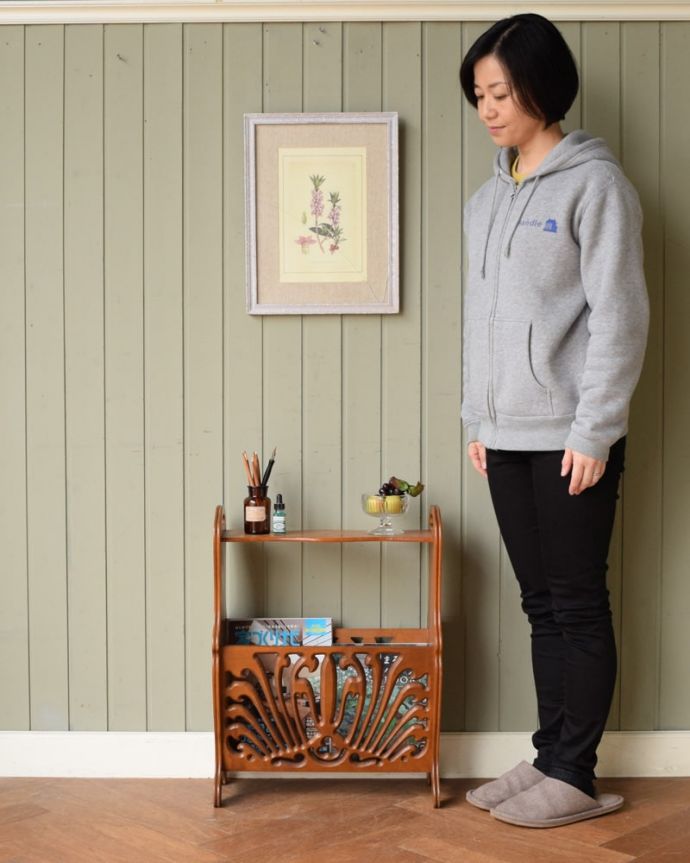 マガジンラック アンティーク家具 サイドテーブルにもなっちゃう小さな天板付き、透かし彫りが豪華なアンティークマガジンラック。使いやすさNo.1!便利なアンティークどこのお家でも使っているマガジンラックも、アンティークだったらデザインが素敵だから、なんだかオシャレに使えます。(j-2657-f)