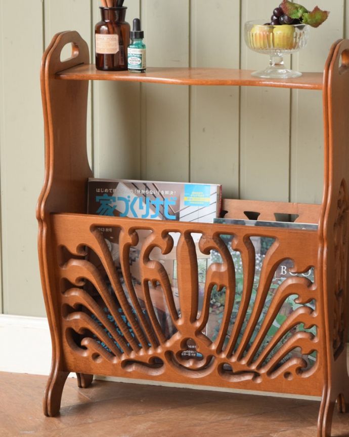 マガジンラック アンティーク家具 サイドテーブルにもなっちゃう小さな天板付き、透かし彫りが豪華なアンティークマガジンラック。ちょっと置いておきたい…をキレイに収納新聞や雑誌など、ついついテーブルの上に置いてしまって雑多に見えるものが、コレさえあればキレイに収納出来てお部屋もスッキリ見えるんです。(j-2657-f)