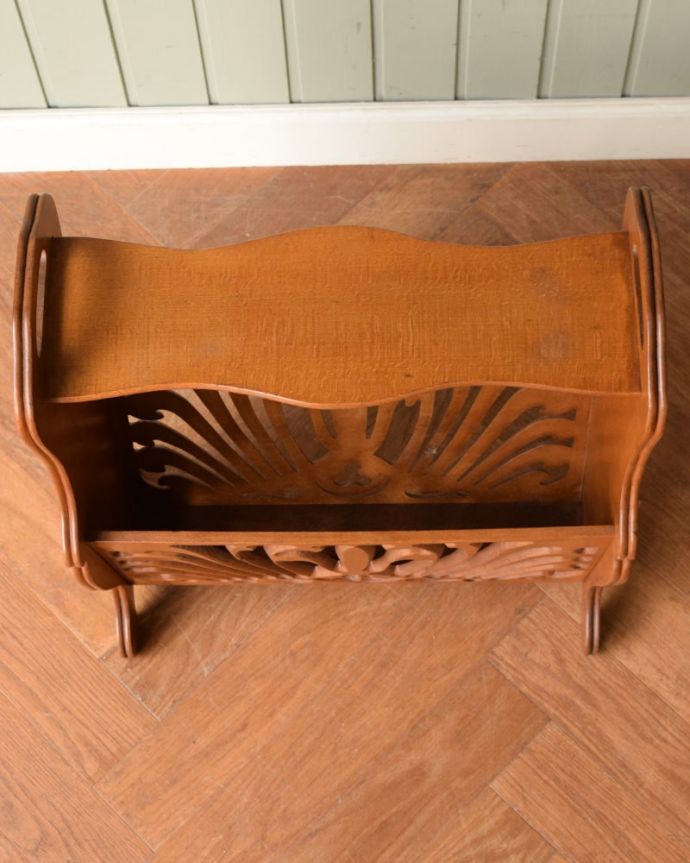 マガジンラック アンティーク家具 サイドテーブルにもなっちゃう小さな天板付き、透かし彫りが豪華なアンティークマガジンラック。雑誌を入れる部分もキレイに修復しましたアンティークは新品ではないので経年変化によるキズはありますが、専門の職人がキレイにお直ししました。(j-2657-f)