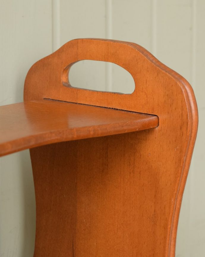 マガジンラック アンティーク家具 サイドテーブルにもなっちゃう小さな天板付き、透かし彫りが豪華なアンティークマガジンラック。ラクラク運べますデザインの一部になっている持ち手を持って運べば持ち運びもラクラク!。(j-2657-f)