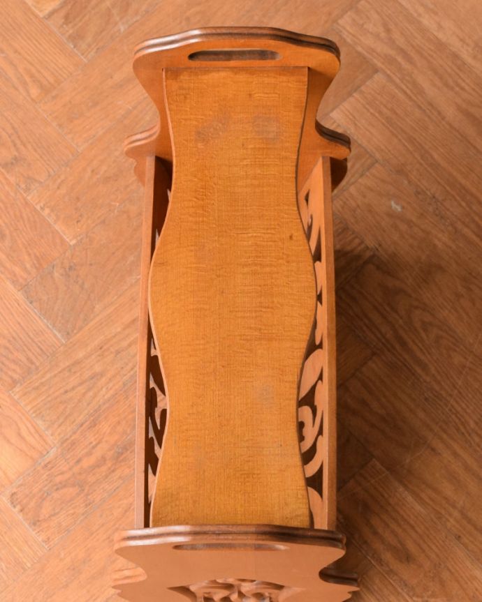 マガジンラック アンティーク家具 サイドテーブルにもなっちゃう小さな天板付き、透かし彫りが豪華なアンティークマガジンラック。ココも使えてさらに便利読みかけの本やお茶が置ける天板付き。(j-2657-f)