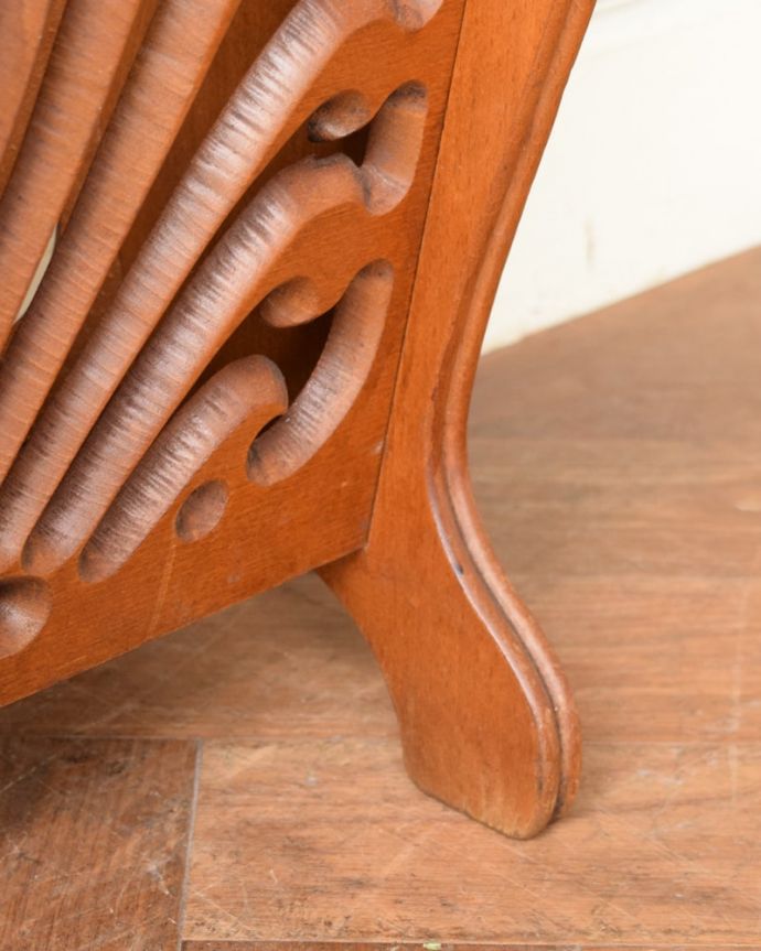 マガジンラック アンティーク家具 サイドテーブルにもなっちゃう小さな天板付き、透かし彫りが豪華なアンティークマガジンラック。持ち上げなくても移動ラクラクHandleのアンティーク家具の足の裏にはフェルトキーパーをお付けしています。(j-2657-f)