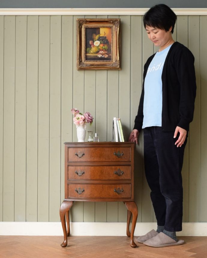 アンティークのチェスト アンティーク家具 アンティークのサイドチェスト、カブリオールレッグが美しい英国クラシックなチェスト。小さくても一人前。(j-2658-f)