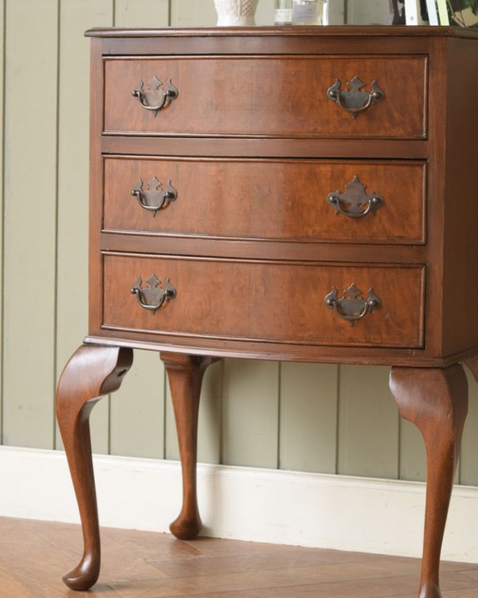 アンティークのチェスト アンティーク家具 アンティークのサイドチェスト、カブリオールレッグが美しい英国クラシックなチェスト。木目で勝負!アンティークだから手に入る素材のよさシンプルなデザインなのに惹きつけられちゃう一番の魅力は、やはり使われている素材。(j-2658-f)