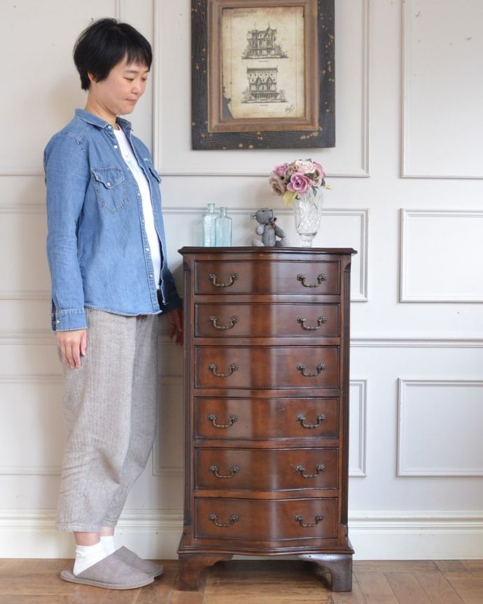 アンティークのチェスト　アンティーク家具　イギリスで見つけたアンティーク家具、曲線が優雅なチェスト。細身で英国らしい雰囲気が漂うチェスト日本ではあまり見かけない細身のチェストは、いろんな場所で細々としたものを便利に収納出来ちゃう人気の家具です。(j-2659-f)