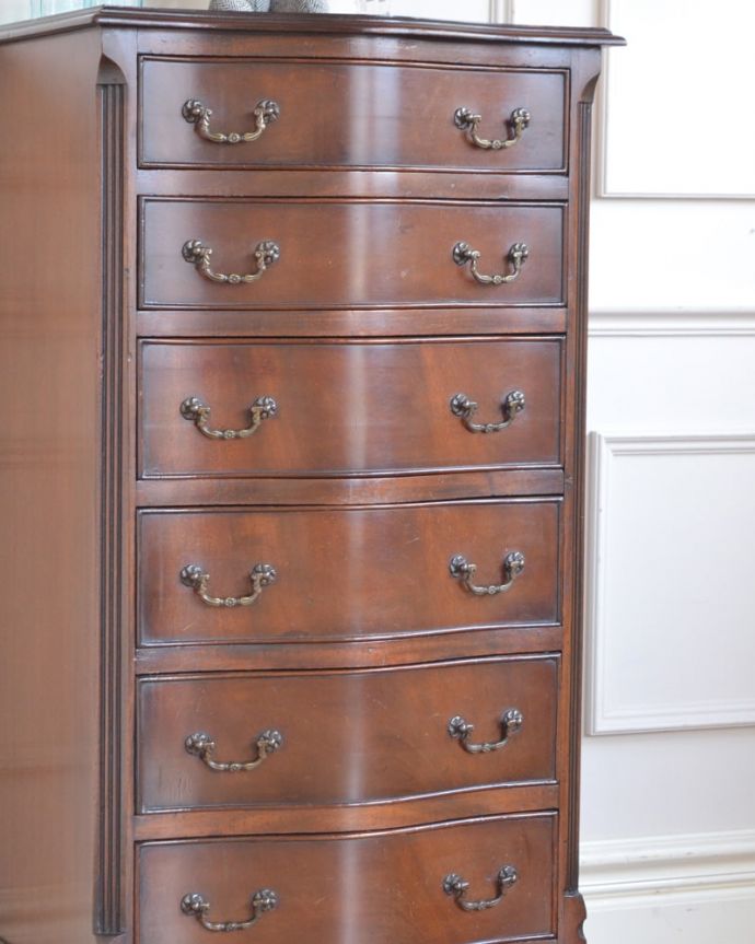 アンティークのチェスト　アンティーク家具　イギリスで見つけたアンティーク家具、曲線が優雅なチェスト。木目で勝負！アンティークだから手に入る素材のよさシンプルなデザインなのに惹きつけられちゃう一番の魅力は、やはり使われている素材。(j-2659-f)