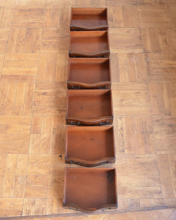 アンティークのチェスト　アンティーク家具　イギリスで見つけたアンティーク家具、曲線が優雅なチェスト。引き出しの中もとってもキレイですチェストで一番気になるのはやはり引き出しの中。(j-2659-f)