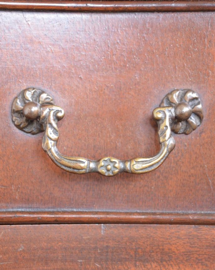アンティークのチェスト　アンティーク家具　イギリスで見つけたアンティーク家具、曲線が優雅なチェスト。アンティークらしい取っ手取っ手のデザインまで高級感があるアンティーク家具。(j-2659-f)