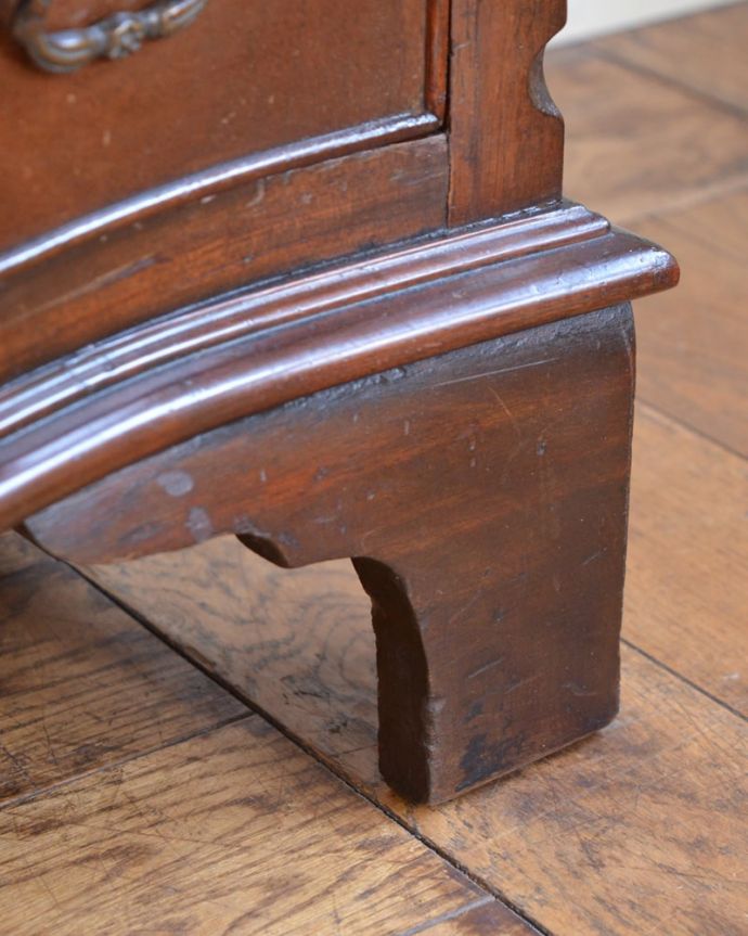 アンティークのチェスト　アンティーク家具　イギリスで見つけたアンティーク家具、曲線が優雅なチェスト。女性1人でラクラク運べちゃう仕掛けHandleのアンティーク家具は、脚の裏にフェルトキーパーをお付けしています。(j-2659-f)