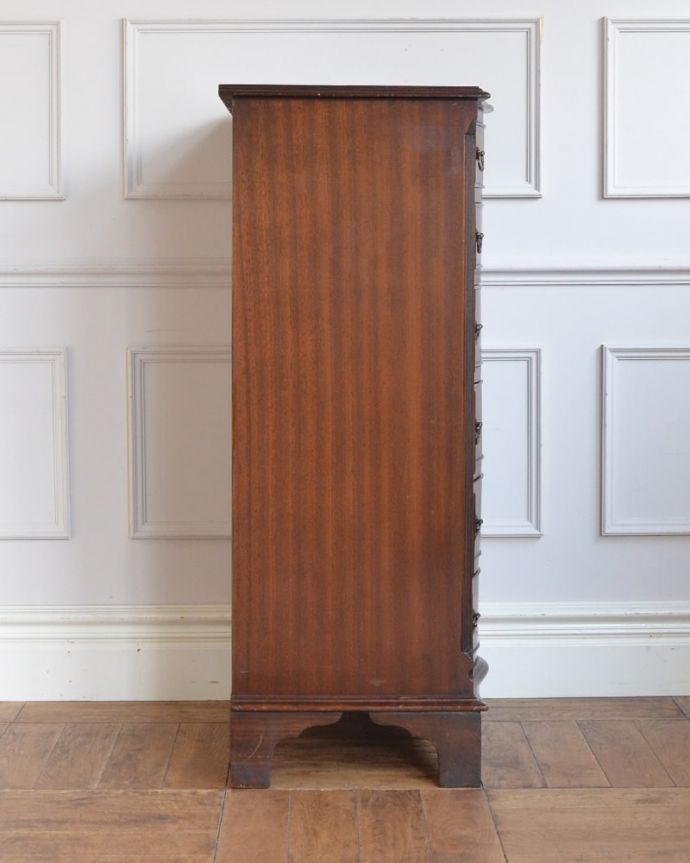 アンティークのチェスト　アンティーク家具　イギリスで見つけたアンティーク家具、曲線が優雅なチェスト。横から見てもキレイですもちろん、横顔だってキレイ！どこから見ても絵になります。(j-2659-f)