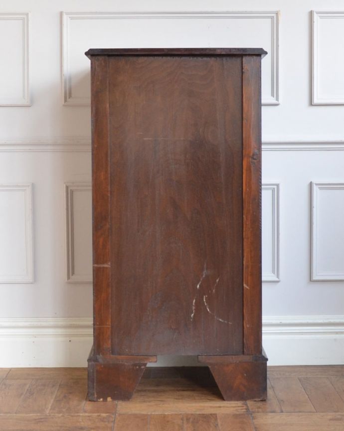 アンティークのチェスト　アンティーク家具　イギリスで見つけたアンティーク家具、曲線が優雅なチェスト。後ろ姿も見て下さいアンティークは新品ではないので、もちろん経年変化によるキズはありますが、専門の職人が修復しました。(j-2659-f)