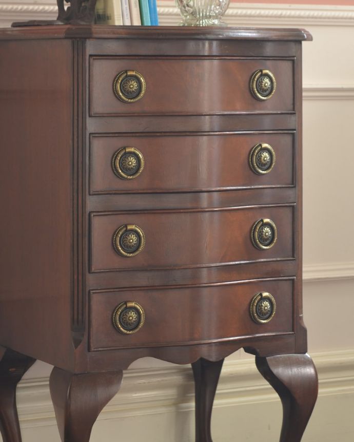 アンティークのチェスト　アンティーク家具　英国のアンティークチェスト、どこでも使いやすい美しいベッドサイドチェスト。木目で勝負！アンティークだから手に入る素材のよさシンプルなデザインなのに惹きつけられちゃう一番の魅力は、やはり使われている素材。(j-2660-f)