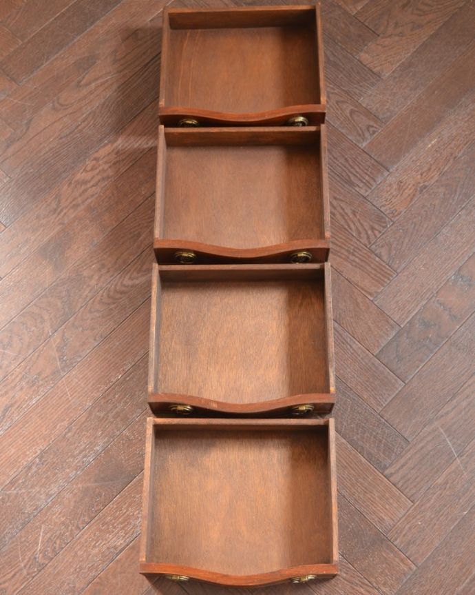 アンティークのチェスト　アンティーク家具　英国のアンティークチェスト、どこでも使いやすい美しいベッドサイドチェスト。引き出しの中もとってもキレイですチェストで一番きになるのはやはり引き出しの中。(j-2660-f)