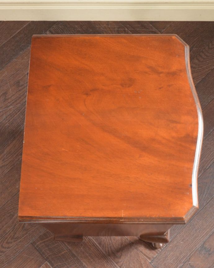 アンティークのチェスト　アンティーク家具　英国のアンティークチェスト、どこでも使いやすい美しいベッドサイドチェスト。ピカピカに仕上げましたベッドやソファの横でモノを置いて使えるように、修復する時、天板の塗装もキレイに仕上げました。(j-2660-f)