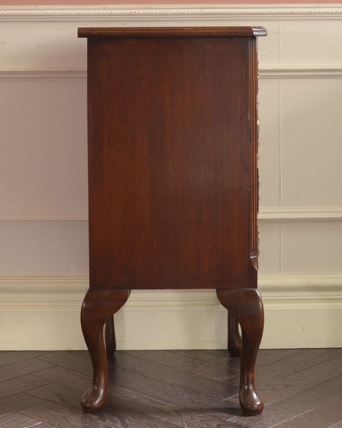 アンティークのチェスト　アンティーク家具　英国のアンティークチェスト、どこでも使いやすい美しいベッドサイドチェスト。横から見てもキレイですもちろん、横顔だってキレイ！どこから見ても絵になります。(j-2660-f)