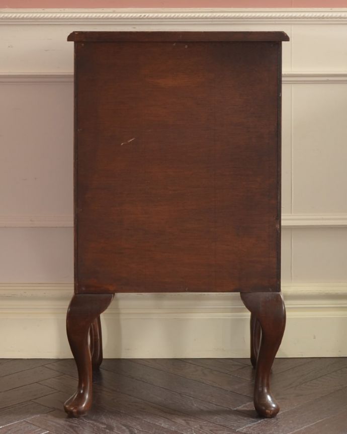 アンティークのチェスト　アンティーク家具　英国のアンティークチェスト、どこでも使いやすい美しいベッドサイドチェスト。後ろ姿も見て下さいアンティークは新品ではないので、もちろん経年変化によるキズはありますが、専門の職人が修復しました。(j-2660-f)