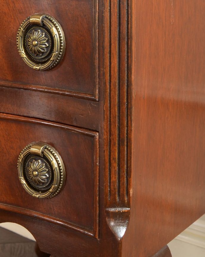 アンティークのチェスト　アンティーク家具　英国のアンティークチェスト、どこでも使いやすい美しいベッドサイドチェスト。いろんな場所にこだわり彫のデザインもいろいろです。(j-2660-f)