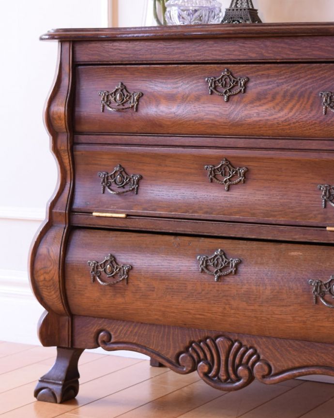 アンティークのチェスト アンティーク家具 コモード。「見せる収納」だから、置く場所を選びません!チェストと言ってもデザインがステキだから、収納だけじゃなくて見ても楽しめる家具なんです。(j-2661-f)