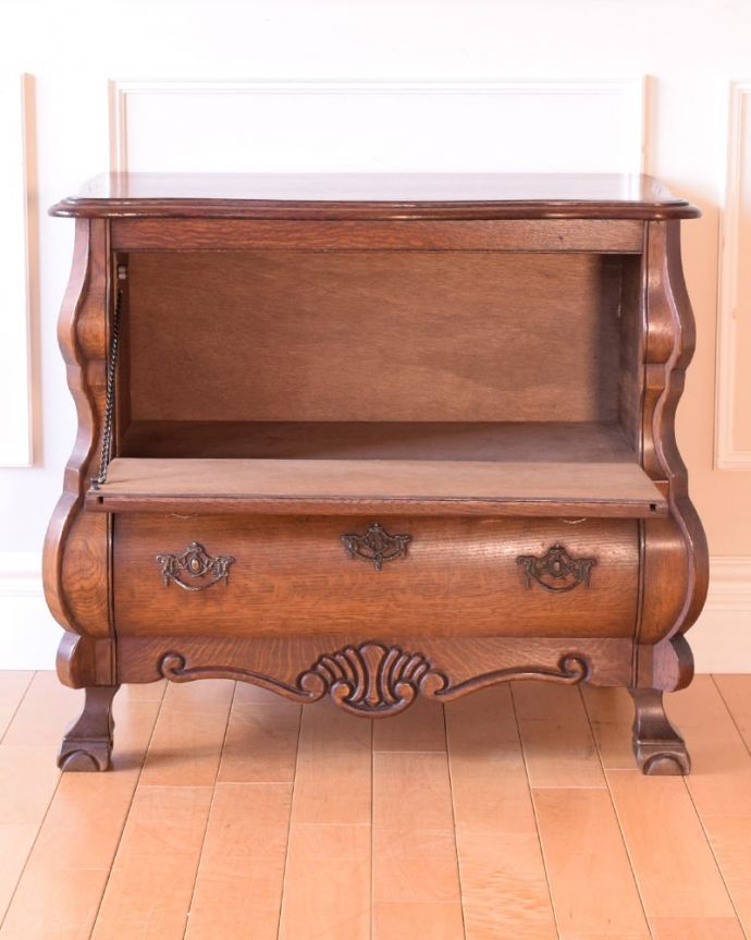 アンティークのチェスト アンティーク家具 コモード。扉を開けて中を見てみると…外側はもちろん扉の中も職人がキレイに修復しました。(j-2661-f)