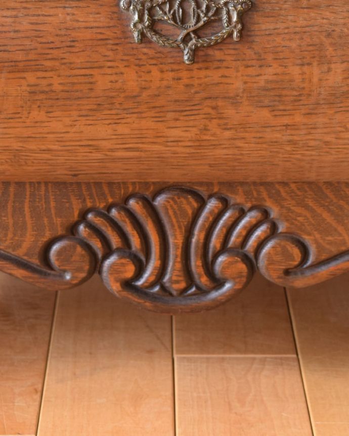 アンティークのチェスト アンティーク家具 コモード。フランスらしい彫りフランスらしさの象徴とも言える、優雅な彫りの装飾。(j-2661-f)