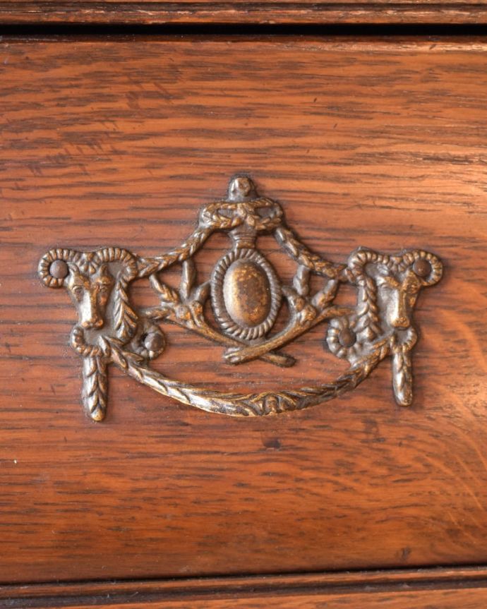 アンティークのチェスト アンティーク家具 コモード。開ける度にワクワクする取っ手フランスらしい優雅なデザインは取っ手にも。(j-2661-f)