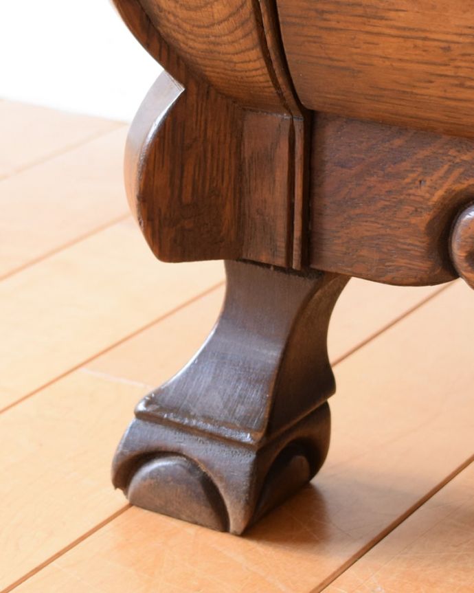 アンティークのチェスト アンティーク家具 コモード。女性1人でラクラク運べちゃう仕掛けHandleのアンティークは、脚の裏にフェルトキーパーをお付けしています。(j-2661-f)